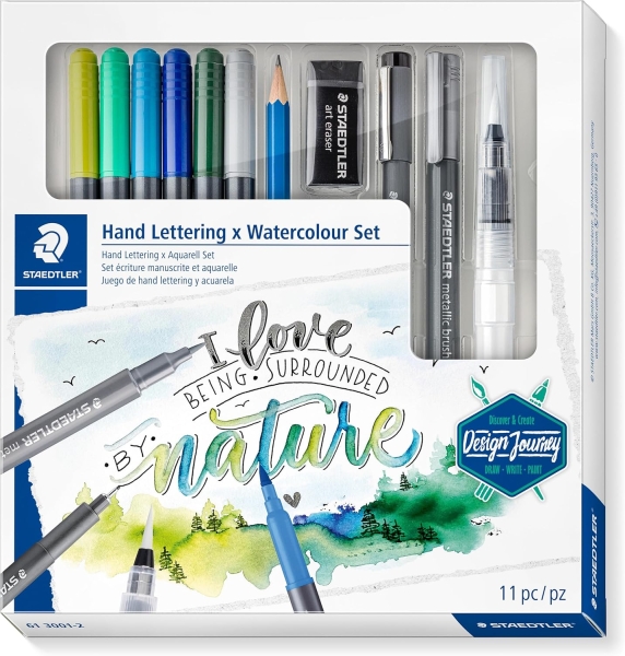 Staedtler Hand Lettering and Watercolour Set Design Journey Pack con 6 Rotuladores Acuarelables Doble Punta en Colores Surtidos, Rotulador Pigment Liner Negro, Rotulador Metalizado Plata, Lapiz Mars Lumograph, Borrador Artistico y Pincel Medio
