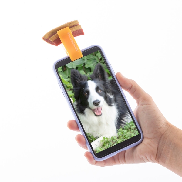Innovagoods Pefie Clip de Selfies para Mascotas - Silicona Flexible - Firme Sujecion - Ligero y Compacto - Facil de Limpiar - 1.9x5x1.8cm - Color Naranja